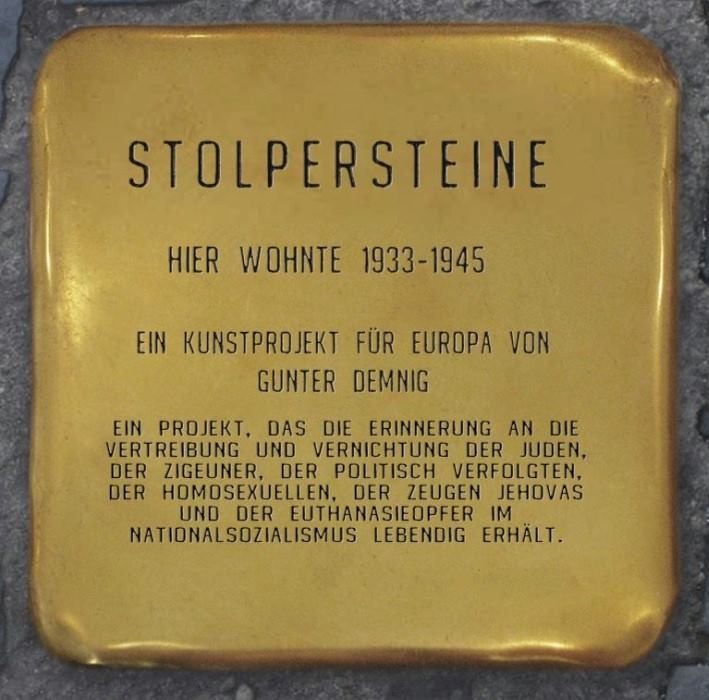 9. November – Das Gedenken rein halten und für Gesprächsstoff sorgen: Stolpersteine reinigen